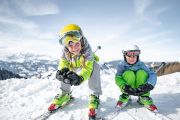 kinder-beim-skifahren-in-wagrain